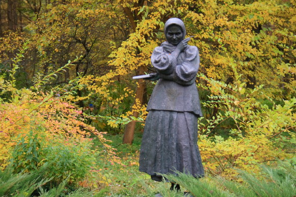 Image - Kateryna Bilokur monument in Yahotyn.